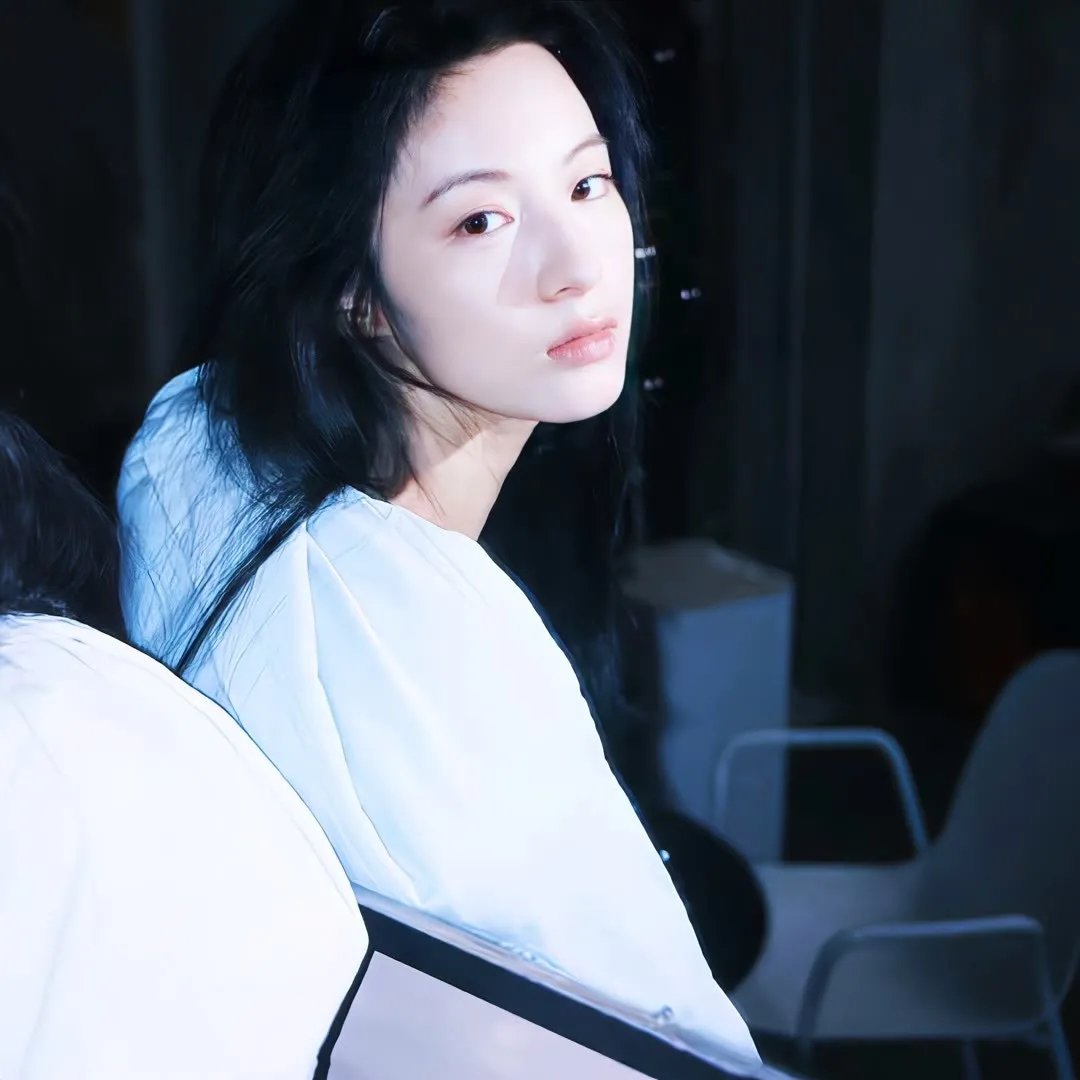 绿衣女子